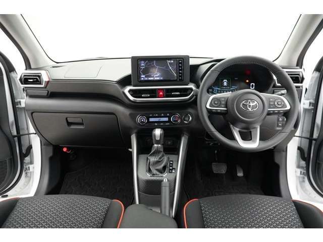 すっきりまとめられた視認性の良いインパネ周り。操作スイッチも使用しやすい位置に配置されています。