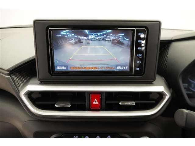 バックモニターがあれば車庫入れ時など、後ろが確認できて安心です。運転に自信がない方にはおすすめの装備です。ただし、バック時目視での確認も忘れずに。