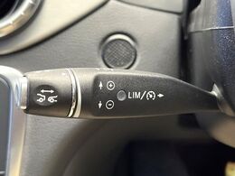 ●レーダークルーズコントロール：前の車との車間距離を一定にとりつつ、一定速度で自動走行してくれる次世代のクルーズコントロール！主に高速道路や自動車専用道路で使用する便利な機能です！