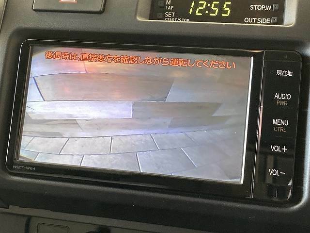 【カラーバックモニター】を装備しております。リアの映像がカラーで映し出されますので日々の駐車も安心安全です。