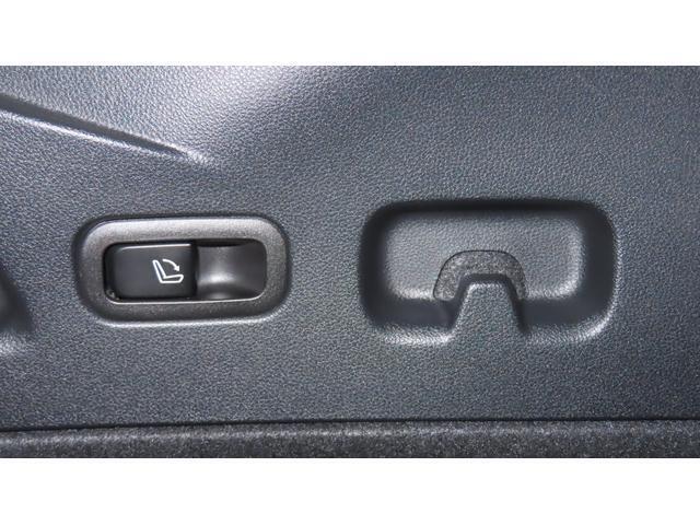 ワンタッチで後部座席が倒れるレバーを搭載。荷室が一手で広がり、後部座席まで回り込む手間が省けます。