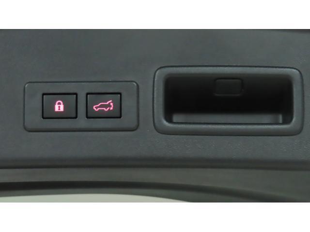 ”ボタンを押せば、リヤゲートが開閉するスイッチです。両手が荷物でふさがっていても、スイッチを押せば自動で動きます。”