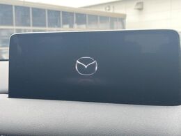 【10.25インチマツダコネクト】車内の雰囲気にマッチした大型ディスプレイ。スマホ接続でのナビ使用やBluetooth再生等、様々な機能が楽しめます。直感的なダイヤル操作が可能で、使い勝手も良好です。
