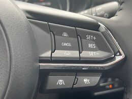 【クルージングトラフィックサポート】高速道路での長距離走行が楽に！自動で速度を保つクルーズコントロールが、衝突軽減システムと連携し、前方の車両を感知して車間を保つように速度調節してくれます！！