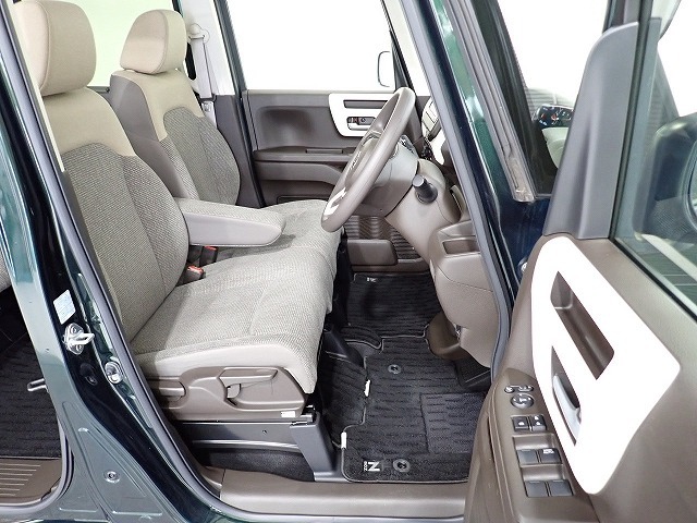 フロントシートはベンチシートです、運転席と助手席の移動が簡単です。真ん中にはアームレストも装備されています！ また運転席シートの高さも調整できます。