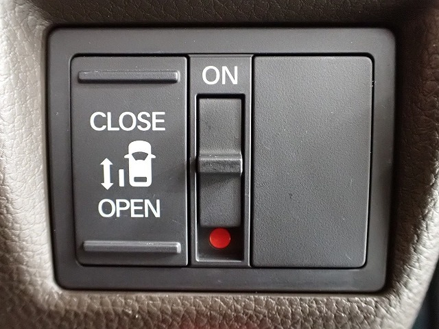 運転席からもスライドドアをボタン操作でスピーディーに開閉できます！またスマートキーでも操作できるので便利です。