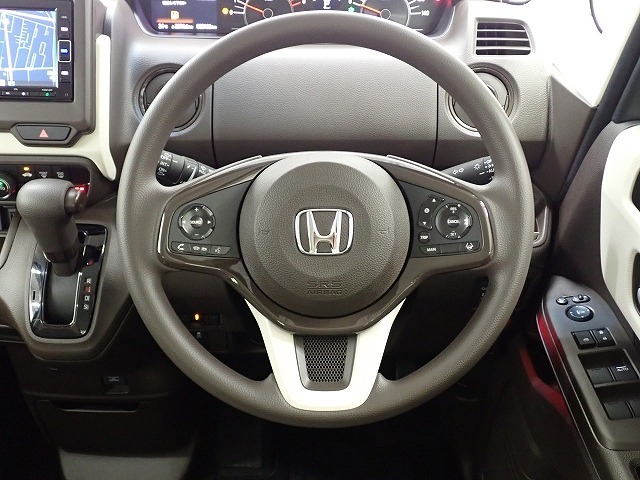 ハンドル左側にはオーディオ操作が出来るオーディオリモートコントロールスイッチ、右側にはHonda SENSINGとオートクルーズコントロールのスイッチを装備！