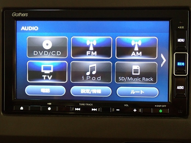 ホンダ純正ナビなのでダッシュボードにスッキリと収まっています。土地勘の無い所でも道に迷わず安心ですね！。AVも色々視聴でるのでドライブも楽しくなりますよ！
