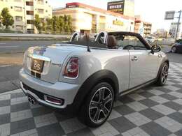 専用キットを使用しサイバーナビがインストールされているだけでなく、ブラックリフレクターヘッドライトやスポーツストライプ、全方位ドライブレコーダーやETCなど、多数のOPが装着されたこだわり仕様です！