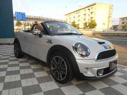 ボディカラーにはオプションで「ホワイトシルバー」がチョイスされており、インテリアの「トフィ」レザーシートとの組合せがお洒落です。電動オープン機構もOP装備されておりますので、気軽に開閉して頂けますよ！