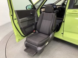 当車は助手席を電動でリフトアップさせて椅子を外に出し入れのできる福祉車両です。ご来店の際は是非ともご体感ください。