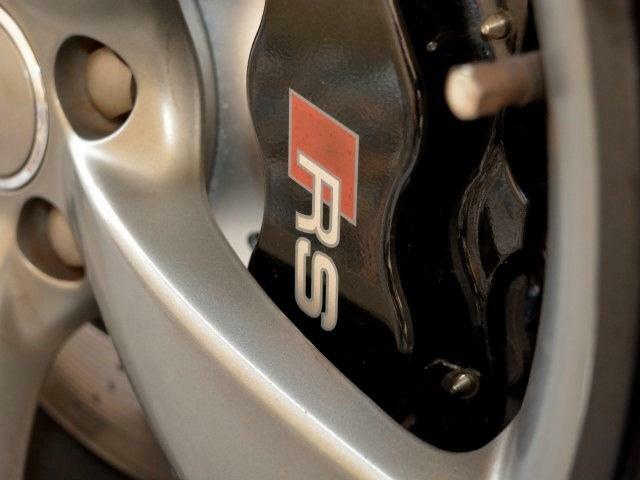 スポーツの象徴“RS”が印された高性能ブレーキ。19インチのアルミホイールから顔を覗かせるブラックのブレーキキャリパー。アルミ製対向 4ピストンキャリパー大径ベンチレーテッドディスク