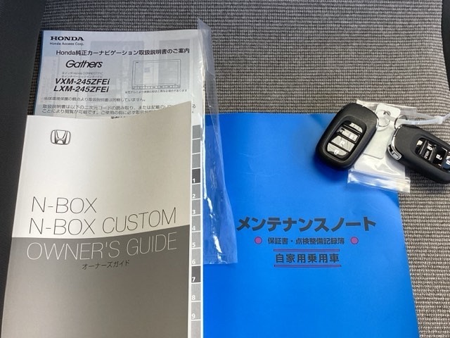 メンテナンスノート【整備記録簿】、取説も揃ってます。スマートキーはバッグなどにしまったままボタン操作でエンジンの始動・停止ができて大変便利です。