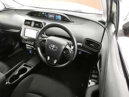各種操作スイッチなども使いやすく配置されている運転席です。