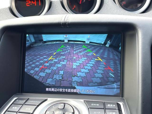 【バックカメラ】駐車時に後方がリアルタイム映像で確認できます。大型商業施設や立体駐車場での駐車時や、夜間のバック時に大活躍！運転スキルに関わらず、今や必須となった装備のひとつです！