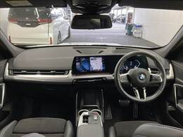 アイポイントが高く、非常に見晴らしの良いコックピットはロングドライブに最適。一度乗ったら病みつきです。
