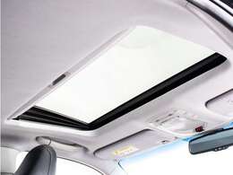 人気装備のサンルーフが付いています！上下チルトに前後スライド機能が付いていますので、様々なドライブシーンで活躍してくれます！！開放感ある車内空間は気持ちがいいですよ！是非体感してみて下さい！