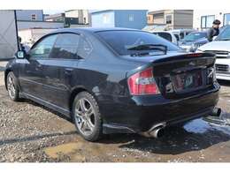 ご成約車は法定整備点検・業者専用清掃機・ボディ磨きを全車施工させて頂いております(現状販売除く)ひどい汚れには訓練を積んだ専門スタッフにて専用スチーム洗浄機で美装した上での納車となります。