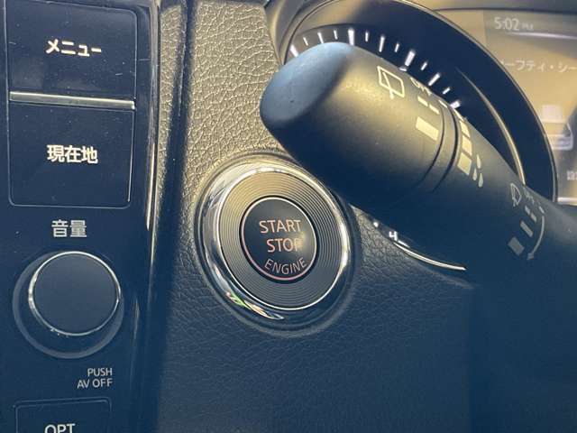 インテリジェントキーのプッシュスタートスイッチです。エンジンの始動はブレーキペダルを踏みながらこのスイッチを押すだけで始動できます。