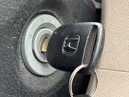 【キーレス】少し離れた場所からでもボタン一つでドアの開錠・施錠ができるのでとっても便利！ドアの鍵穴周りに傷をつけることもありません♪