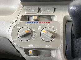 寒い冬も暑い夏も全席に快適な空調を届けてくれる、ダイヤル式エアコンを装備♪