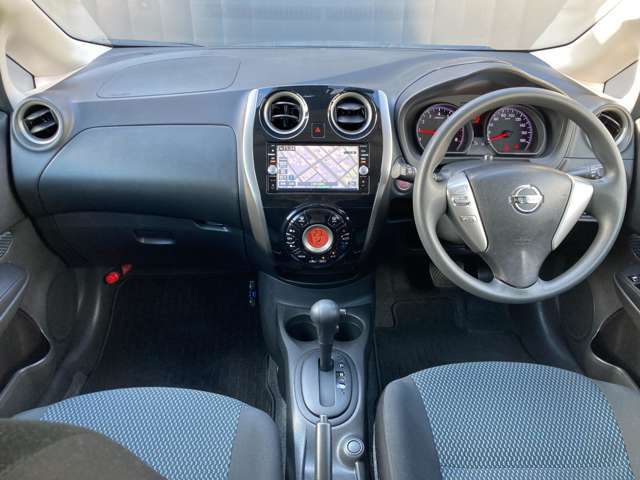 室内はハンドル周りからシート、床に至るまで、エンジンルームやボディももちろん隅々まで専門スタッフが一生懸命クリーニングします。