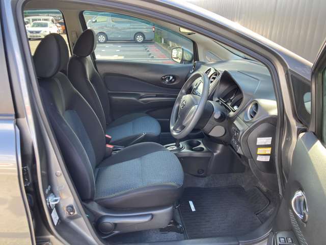 運転席もこの広さで乗り降りに便利！