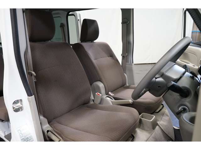 エブリィのシートは実用性と快適性を兼ね備えています。シンプルながら長時間の運転も疲れにくく、ビジネスやレジャーにも対応。リクライニングや一部グレードで撥水加工シートも採用。多用途に使いやすい仕様です。