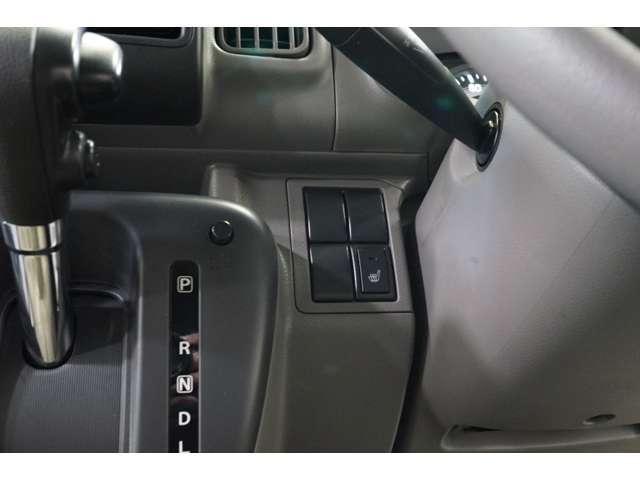 運転席にはうれしいシートヒーター機能が付いています！シートヒーター機能、体験されたことがありますか（＾＾）？？暖房で車内が暖まるよりも先に温くなるので、一度経験すると手放せない機能なんです！！
