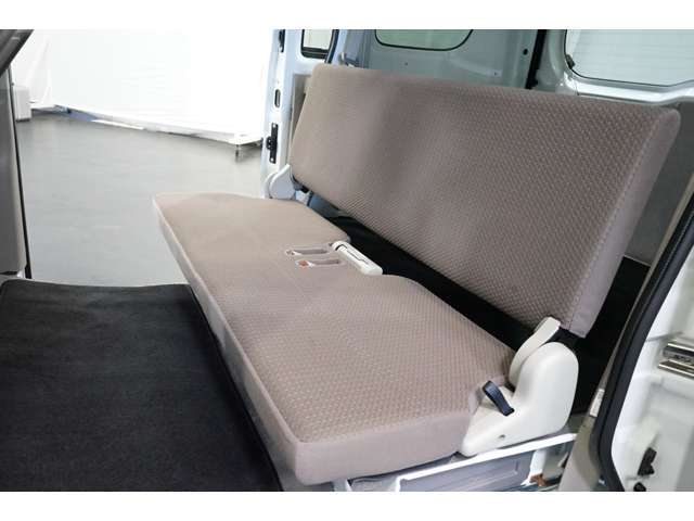 後部座席も広い室内空間を活かした実用的な設計が特徴です。シンプルなベンチシートは折りたたむ事で荷室を拡大可能。商用利用には最適で積み荷がしやすいです。一部グレードではヘッドレスト付きモデルもあります。