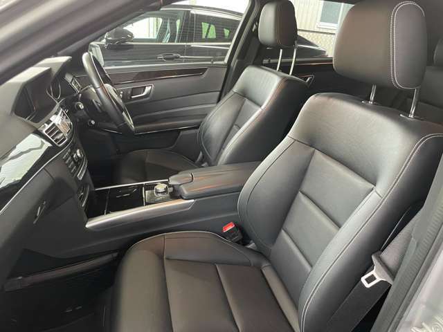中古車を見る時のポイント・・・「普段、あまり座らないシートから車内を見てみる」です。運転席からの眺めだけでなく、他のシートにも座ってチェックしてみると良いでしょう。
