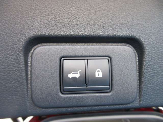 トランク扉の電動ボタンです。