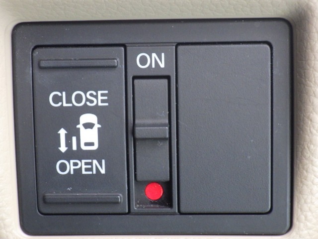 ★片側パワースライドドア★ 開ける・閉めるが電動でらくらくのパワースライドドアです（*＾-＾*）リモコンや運転席のスイッチなどでカンタンに自動開閉します♪