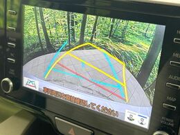 【バックカメラ】駐車時に後方がリアルタイム映像で確認できます。大型商業施設や立体駐車場での駐車時や、夜間のバック時に大活躍！運転スキルに関わらず、今や必須となった装備のひとつです！