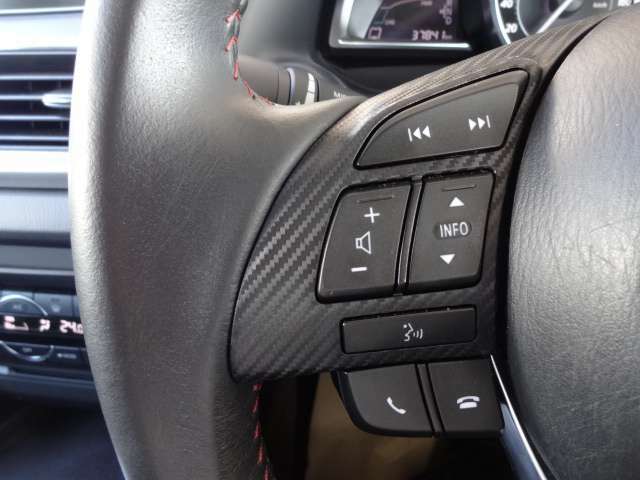 ハンドルには、オーディオをコントロールできるスイッチが付いております♪運転中でもハンドルから手を離すことなくオーディオ操作が可能です！安全運転にも役立ちます。