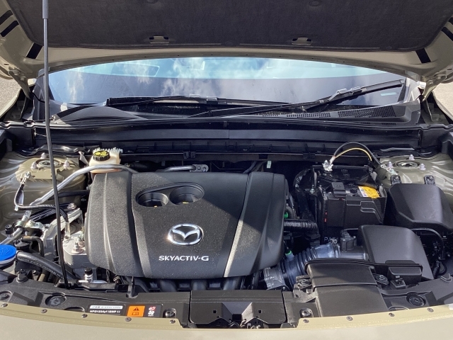 SKYACTIV-G 2.0にマイルドハイブリッドシステムを組み合わせ、乗れば乗るほど毎日の運転が楽しみになるe-SKYACTIV Gを搭載しています。