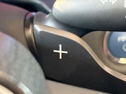 【パドルシフト】ハンドルから手を離さずに素早くシフトアップ＆ダウンができるので、エンジンブレーキを使う下り坂や高速道路の合流で加速したい場面で役立ちます。