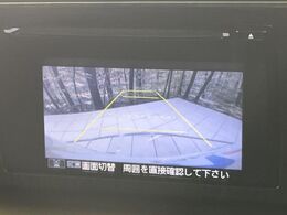 【バックカメラ】駐車時に後方がリアルタイム映像で確認できます。大型商業施設や立体駐車場での駐車時や、夜間のバック時に大活躍！運転スキルに関わらず、今や必須となった装備のひとつです！