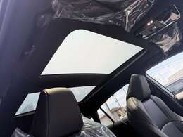 調光式パノラマルーフ付きなので車内の解放感もあります。