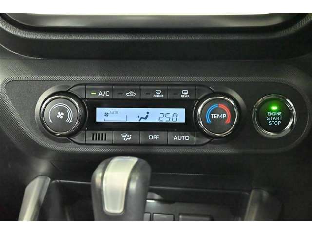 【オートエアコン】お好きな温度に設定すれば自動的に温度を調節、車内を快適空間に仕上げてくれます。