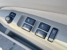 【電動格納ミラー】サイドミラーは電動格納式となっており、狭い駐車場でもキズがつくリスクを抑えられます。