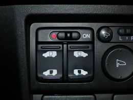 【電動スライドドア】ボタン一つで自由自在に開閉が可能！指先一つで運転席からどちらのドアも開閉できるので非常に便利な装備です！挟み込み防止機能もついているので小さなお子様がいる方も安心です！