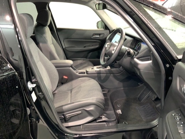 程よい硬さとホールド性が高くロングドライブも疲れにくいシートです。