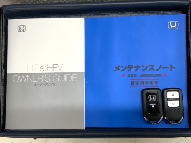 スマートキーは鍵をバッグに入れたままでもドアロックの開閉やエンジンのON・OFFができます。夜間や雨の日も鍵を探さなくて良いので便利です。