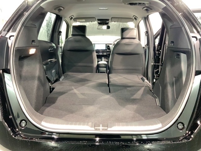 リア席を倒せば広々とした空間の出来上がり！床が低くフラットになり、天井までの高さがありますので積載が便利です。