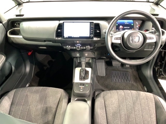 使いやすいレイアウトのダッシュボード周辺です。オートエアコンや小物入れなど嬉しい装備が満載です。