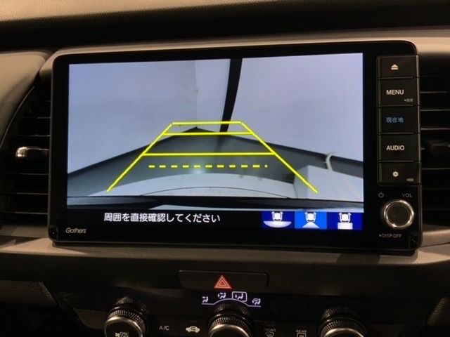 リバースギアに入れるだけで後方の表示へ切り替わります。夜間や雨の日の駐車も楽になりますよ。