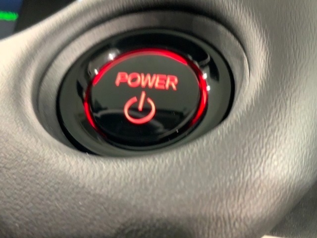 ワンプッシュでエンジンのスタート、ストップが出来て便利です。