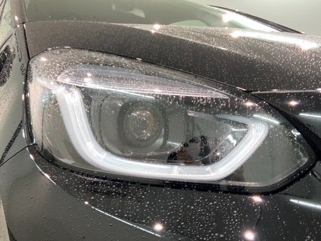 LEDヘッドライトは、点灯の瞬間から最大光量を発揮し、突然暗くなるトンネルなどでの安定感を高めます。