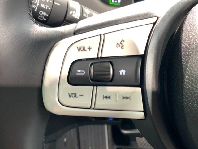 ステアリングにオーディオ操作スイッチが付いています。オーディオ画面に直接タッチしなくても操作が出来ますので、運転に集中できます。